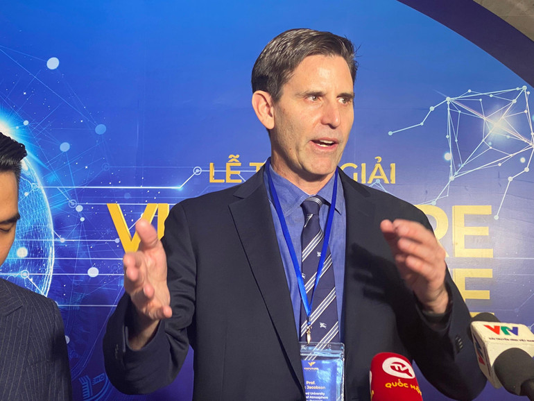 Giáo sư Mark Zachary Jacobson trả lời phỏng vấn.