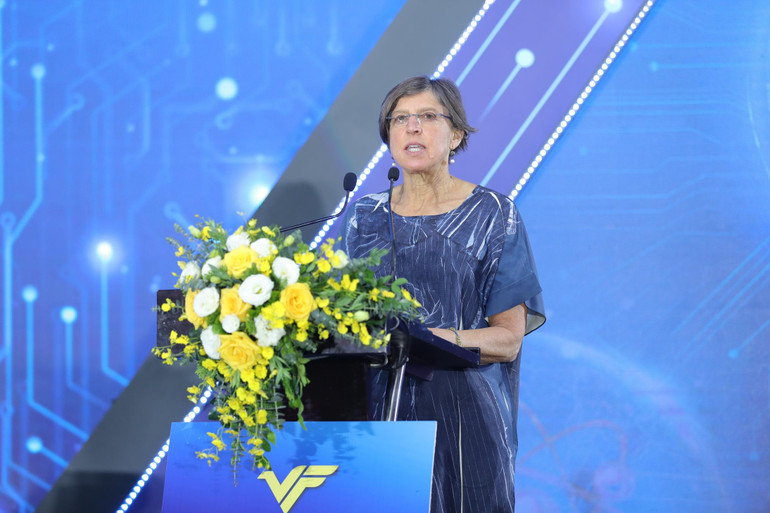 Giáo sư Pamela Ronald trình bày tại phiên thảo luận.