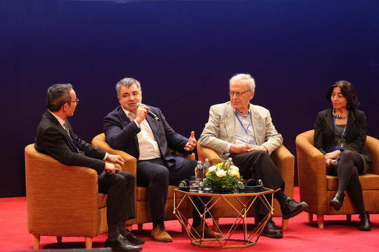 Các nhà khoa học thảo luận về Toàn cầu hóa trong khoa học công nghệ.