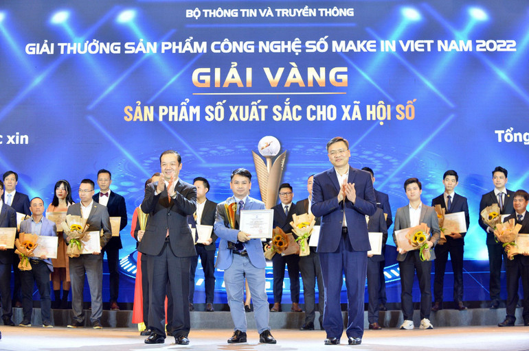 Nền tảng Quản lý tiêm chủng vaccine phòng Covid-19 đoạt giải Vàng tại hạng mục “Sản phẩm xuất sắc cho Xã hội số” ở giải thưởng Sản phẩm Công nghệ số Make in Viet Nam.