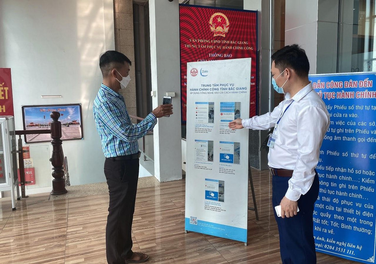 Ứng dụng Zalo trong thực hiện thủ tục hành chính trực tuyến giúp người dân tiết kiệm thời gian. Ảnh: Nguyên Thảo.