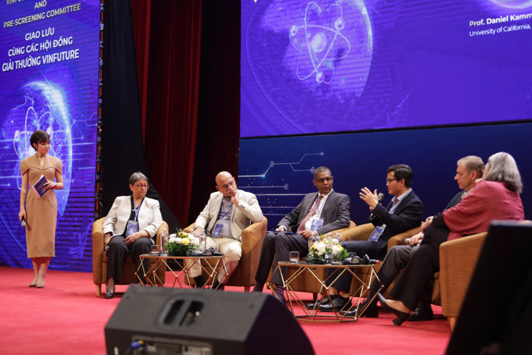 Giáo sư Quarraisha Abdool Karim, ngồi goài cùng bên trái, cùng các nhà khoa học thảo luận về “Thách thức và cơ hội của các nhà khoa học ở các nước đang phát triển.