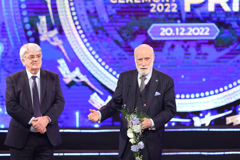 Tiến sĩ Vinton Gray Cerf (bên phải) tại lễ trao giải VinFuture 2022.