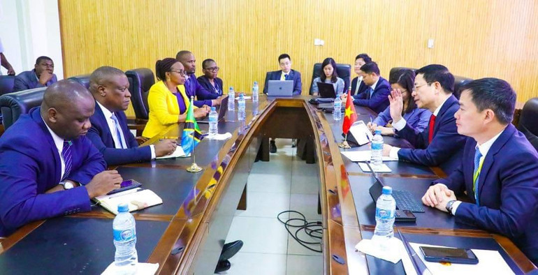 Bộ trưởng Nguyễn Mạnh Hùng và Bộ trưởng Nape Moses Nnauye thảo luận về việc tăng cường hợp tác song phương trong lĩnh vực thông tin và truyền thông.