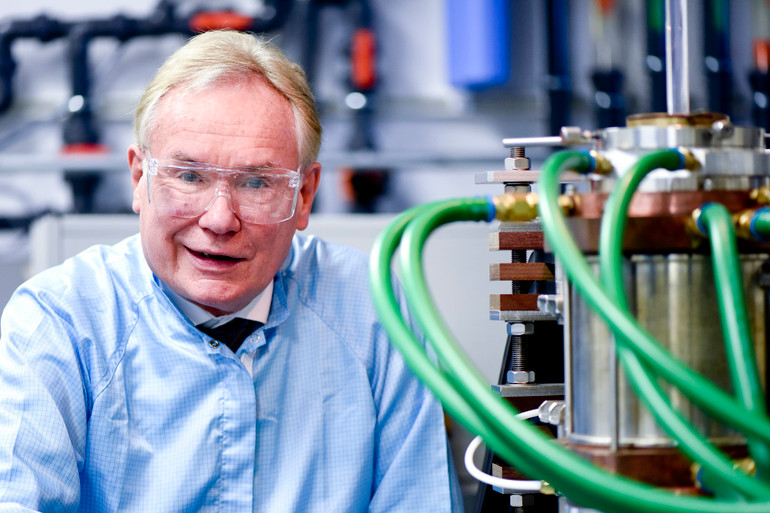 Giáo sư Sir David Neil Payne CBE FRS FREng. Ảnh: Đại học Southampton.