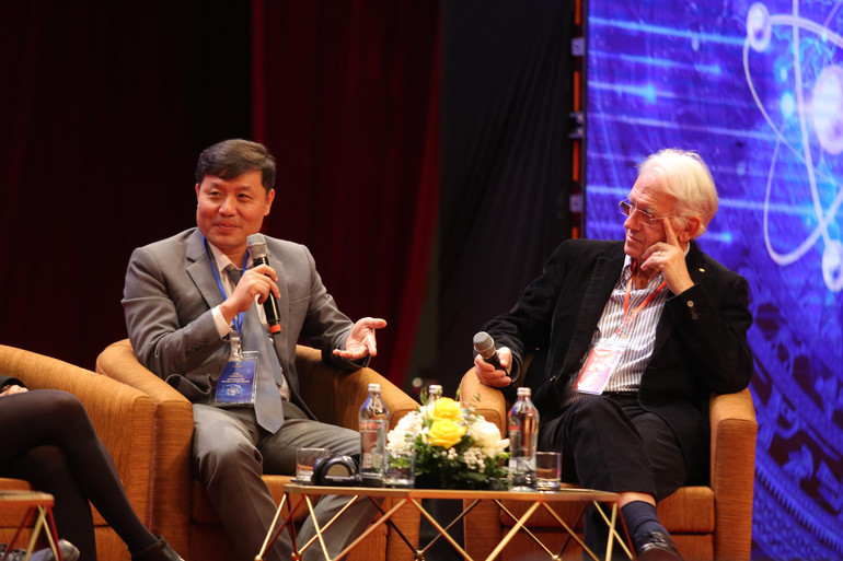 Giáo sư Vũ Hà Văn (bên trái).