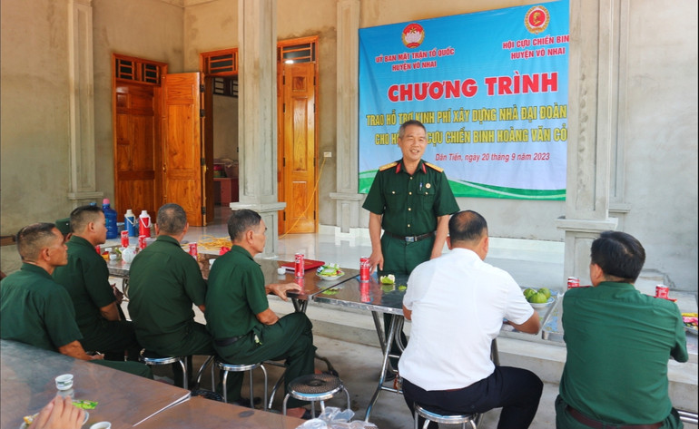 Cựu chiến binh Hoàng Văn Cỏm ở xóm Đồng Rã, xã Dân Tiến, huyện Võ Nhai được Quỹ Vì người nghèo và đồng đội hỗ trợ xây dựng căn nhà khang trang.