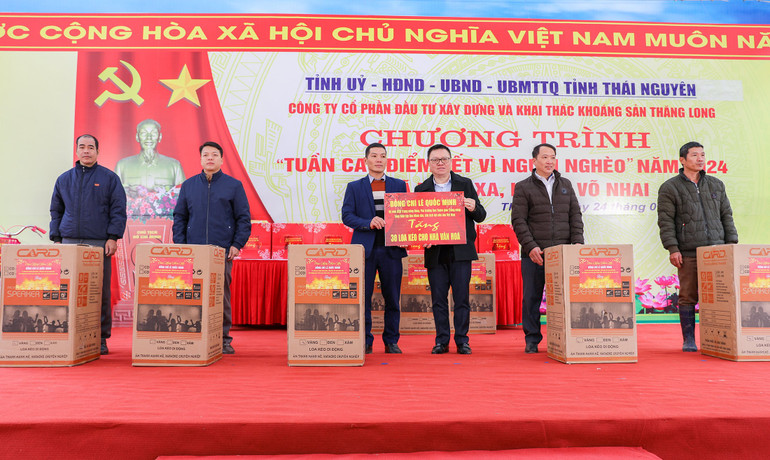 Đồng chí Lê Quốc Minh trao tặng 30 bộ loa cho các Nhà văn hóa xóm trên địa bàn xã Thần Xa và huyện Võ Nhai.