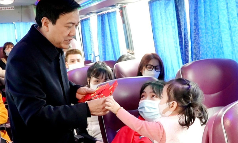 Lãnh đạo Liên đoàn Lao động tỉnh Thái Nguyên mừng tuổi con công nhân trước khi cùng bố, mẹ về quê ăn Tết.