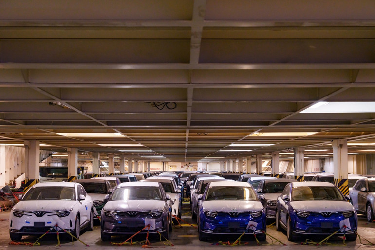 Xe điện VinFast trên tàu Silver Queen chuẩn bị xuất phát.