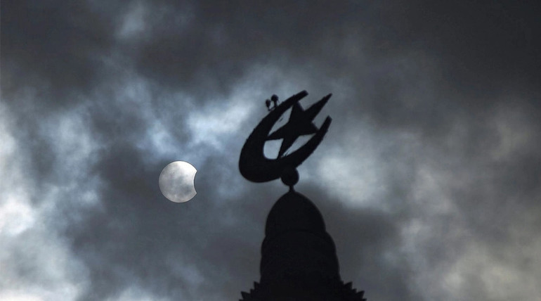 Nhật thực lai được quan sát tại khu vực nhà thờ Hồi giáo lớn ở Padang, tỉnh Tây Sumatra, Indonesia, ngày 20/4. Ảnh: Reuters