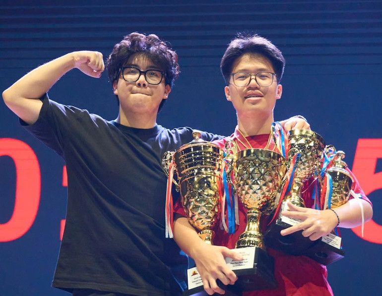 Ngũ Tô Duy và Trọng Bảo - Thí sinh vô địch Seniors World Scholar’s Cup. Ngũ Tô Duy và Trọng Bảo - Thí sinh vô địch Seniors World Scholar’s Cup.