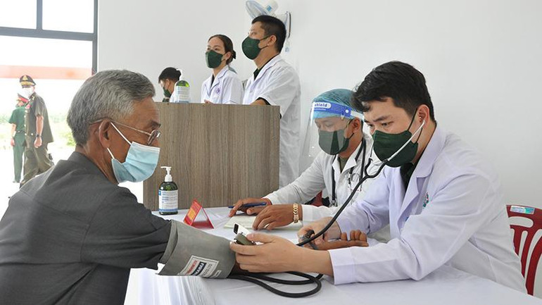 Bác sĩ trạm y tế quân dân y hữu nghị Việt Nam-Campuchia, huyện Lộc Ninh, Bình Phước, khám bệnh cho người dân Campuchia (Ảnh: Nhất Sơn).