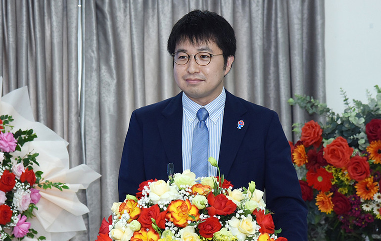 Bí thư thứ nhất Đại sứ quán Nhật Bản tại Việt Nam Ishii Chikahisa phát biểu tại lễ xuất cảnh của các ứng viên. (Ảnh: TRẦN HẢI) Bí thư thứ nhất Đại sứ quán Nhật Bản tại Việt Nam Ishii Chikahisa phát biểu tại lễ xuất cảnh của các ứng viên. (Ảnh: TRẦN HẢI)