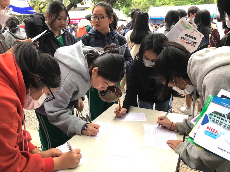 Học sinh tìm hiểu thông tin về các trường tại chương trình.