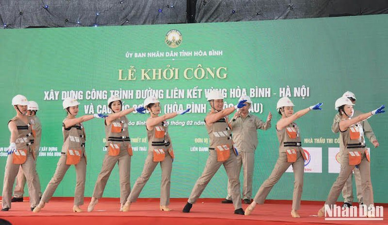 Chương trình nghệ thuật mở đầu cho buổi lễ.