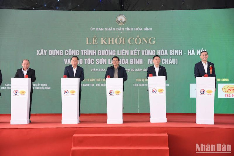 Thủ tướng Phạm Minh Chính và các đại biểu bấm nút khởi công đường liên kết vùng Hòa Bình-Hà Nội và cao tốc Sơn La đoạn Hòa Bình-Mộc Châu.