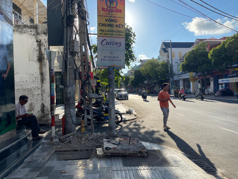 Công trình không rào chắn, chiếm hết vỉa hè đẩy người đi bộ xuống lòng đường.