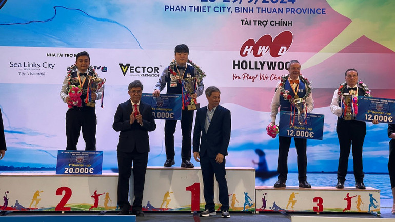 Đồng chí Nguyễn Minh, Phó Chủ tịch Ủy ban nhân dân tỉnh Bình Thuận trao chức vô địch cho tay cơ người Hàn Quốc