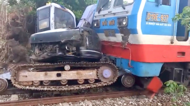 Đoàn tàu SE10 tông máy xúc tại Km1504 đường sắt Bắc-Nam.