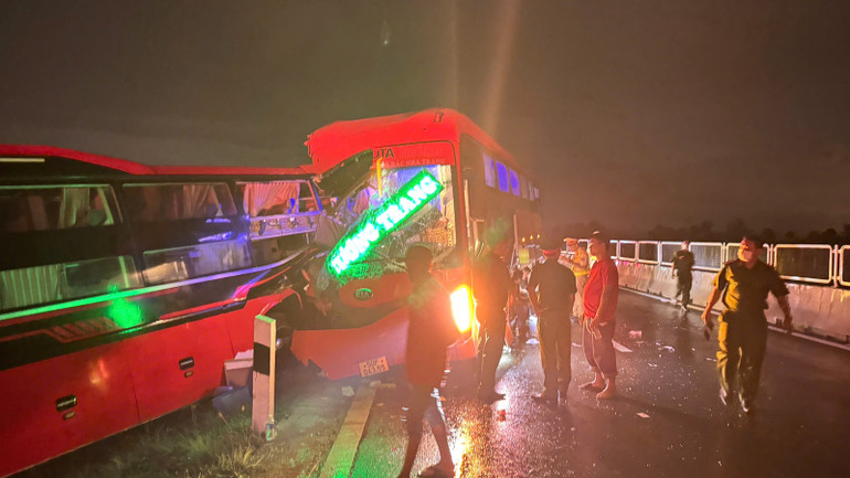 Hai xe khách tông nhau làm 2 người tử vong.