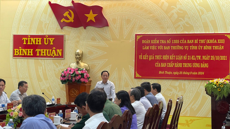 Đồng chí Trịnh Văn Quyết, Bí thư Trung ương Đảng, Chủ nhiệm Tổng cục Chính trị Quân đội nhân dân Việt Nam phát biểu tại buổi làm việc