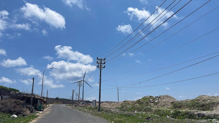 Một dự án điện gió được lắp đặt tại đảo Phú Quý.