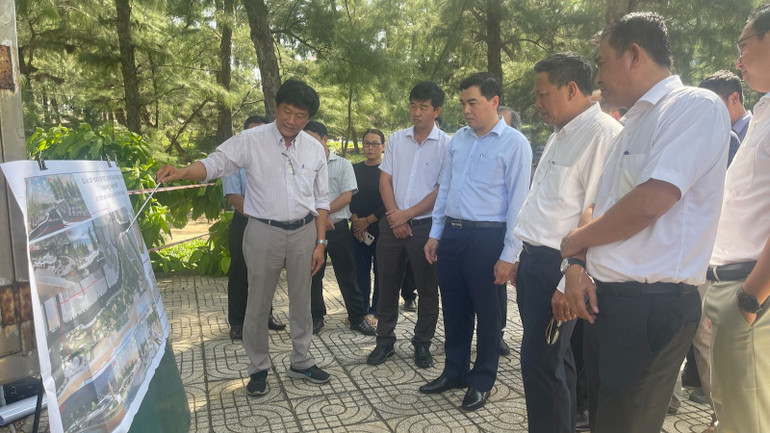 Đoàn công tác khảo sát công viên Đồi Dương.