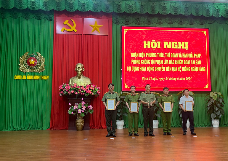 Bộ Công an thưởng tiền cho 4 tập thể