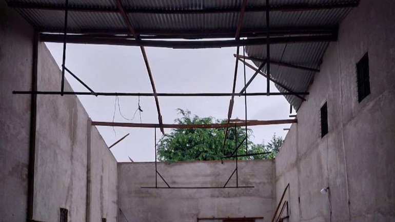 Một căn nhà bị tốc mái.