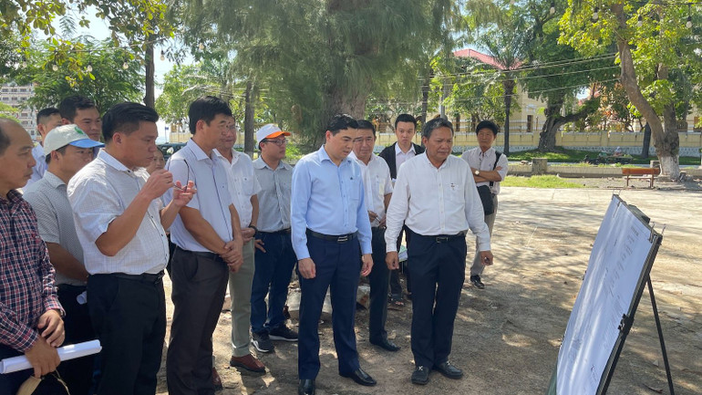 Bí thư Tỉnh ủy Bình Thuận giám sát khuôn viên tháp nước