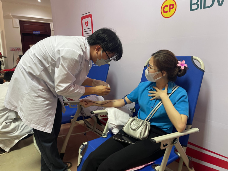Công đoàn viên chức tham gia hiến máu.