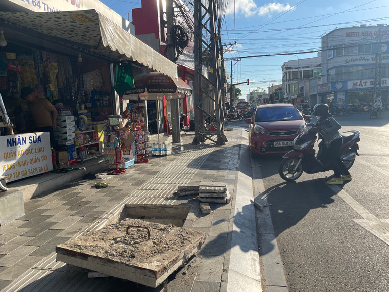 Nắp hố ga, gạch chiếm gần hết vỉa hè.