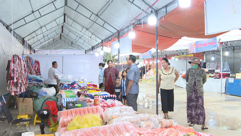 Nhiều người đồng bào dân tộc thiểu số tham quan, mua sắm tại phiên chợ. Nhiều người đồng bào dân tộc thiểu số tham quan, mua sắm tại phiên chợ.