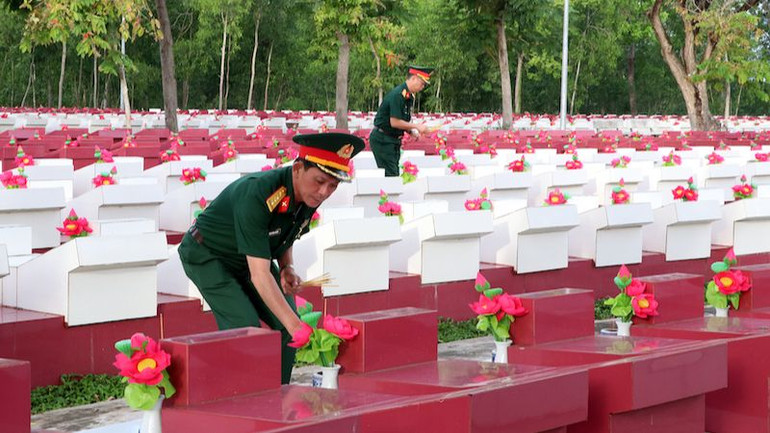 Các lãnh đạo thắp nhang tại Nghĩa trang liệt sĩ.