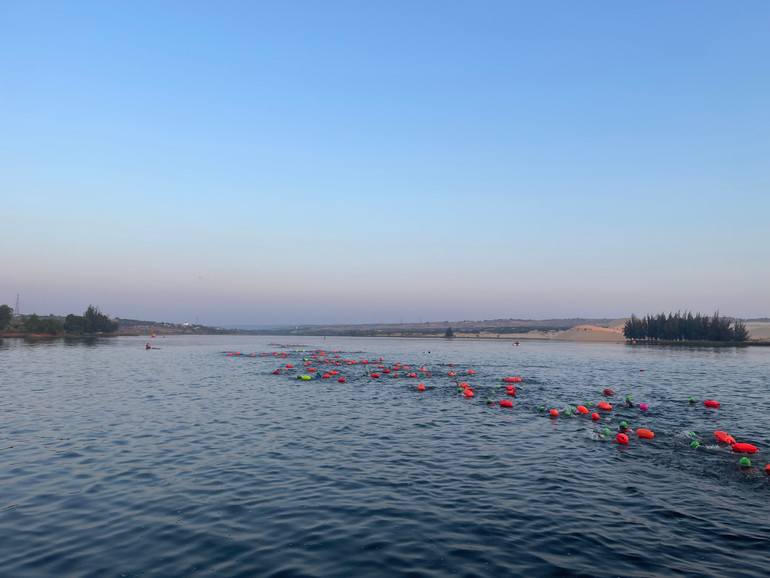 Các vận động viên đang bơi trên hồ Bàu Trắng