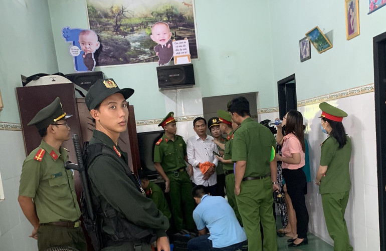 Cơ quan điều tra cũng thực hiện lệnh khám xét chỗ ở, nơi làm việc của bị can Hoàng Tuy.