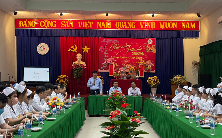 Đồng chí Nguyễn Hoài Anh, Phó Bí thư Thường trực Tỉnh ủy Bình Thuận thăm đội ngũ cán bộ tại Bệnh viện Đa khoa tỉnh Bình Thuận.