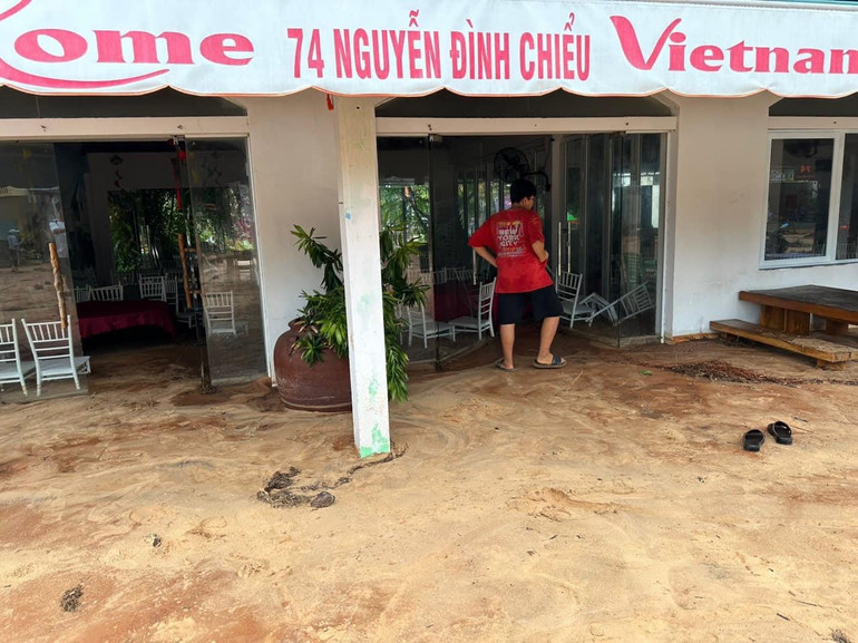 Khu vực 74 Nguyễn Đình Chiểu bị ảnh hưởng nặng nề do cát tràn xuống.