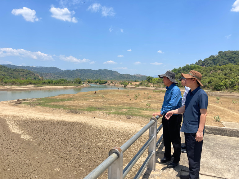 Đoàn công tác khảo sát nguồn nước tại đập dâng Tà Pao.