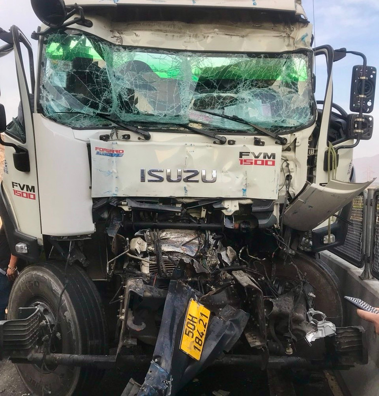 Chiếc xe tải bị hư hỏng nghiêm trọng. Chiếc xe tải bị hư hỏng nghiêm trọng.