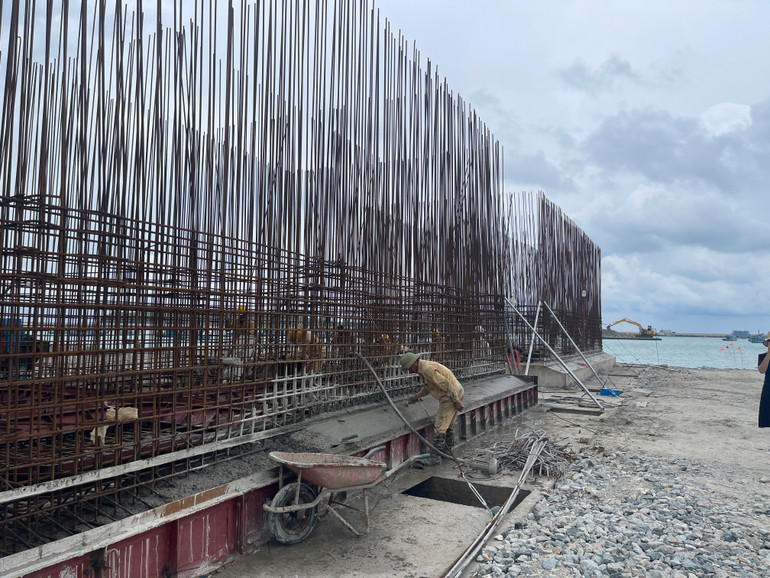 Tận dụng thời tiết thuận lợi, công nhân thi công 24/24 để bảo đảm tiến độ.