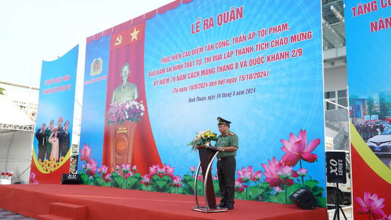 Đại tá Lê Quang Nhân, Giám đốc Công an tỉnh phát động đợt ra quân tấn công trấn áp tội phạm, bảo đảm an ninh trật tự năm 2024.
