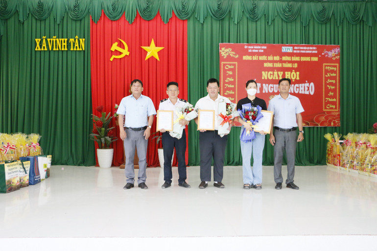 Nhà máy Nhiệt điện BOT Vĩnh Tân 1 tặng quà cho người nghèo trên địa bàn xã