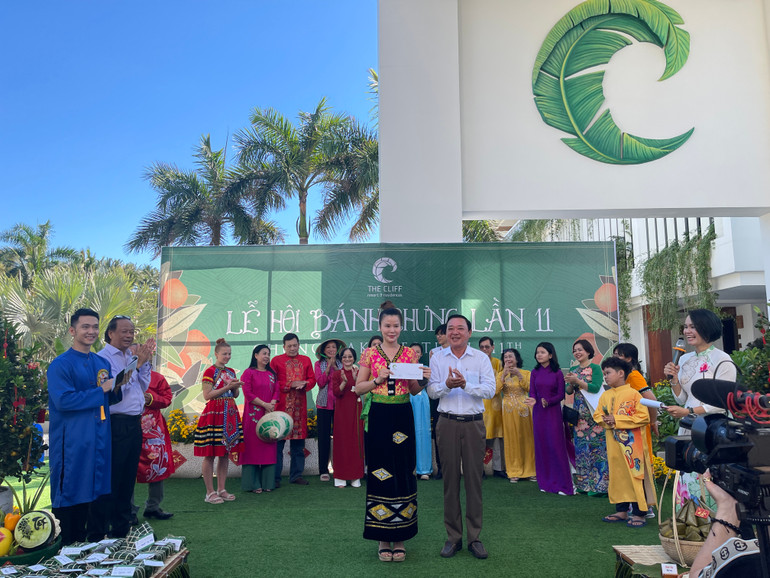 Ông Bùi Thế Nhân, Giám đốc Sở Văn hoá, Thể thao và Du lịch tỉnh Bình Thuận trao giải cho thí sinh mặc trang phục truyền thống đẹp nhất.