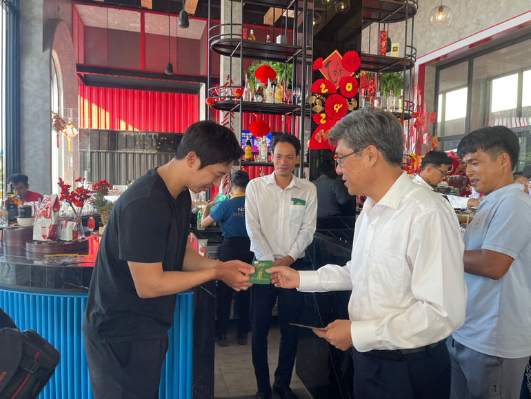 Ông Nguyễn Minh, Phó Chủ tịch Ủy ban nhân dân tỉnh Bình Thuận lì xì cho du khách. Ông Nguyễn Minh, Phó Chủ tịch Ủy ban nhân dân tỉnh Bình Thuận lì xì cho du khách.