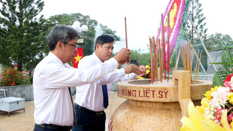 Các lãnh đạo thắp nhang tại Nghĩa trang liệt sĩ tỉnh.