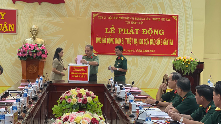 Lãnh đạo các đơn vị đóng góp ủng hộ Lãnh đạo các đơn vị đóng góp ủng hộ