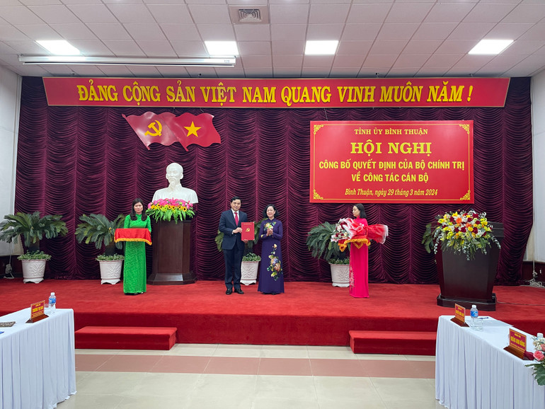 Đồng chí Trương Thị Mai, Ủy viên Bộ Chính trị, Thường trực Ban Bí thư Trung ương Đảng, Trưởng Ban Tổ chức Trung ương Đảng trao quyết định cho đồng chí Nguyễn Hoài Anh, Bí thư Tỉnh ủy Bình Thuận.