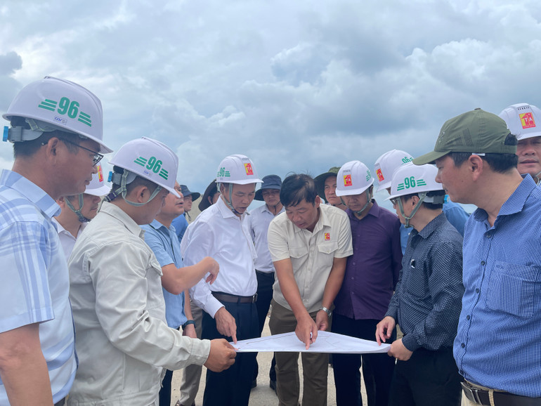 Thứ trưởng Nông nghiệp và Phát triển nông thôn Phùng Đức Tiến chỉ đạo tại công trường.